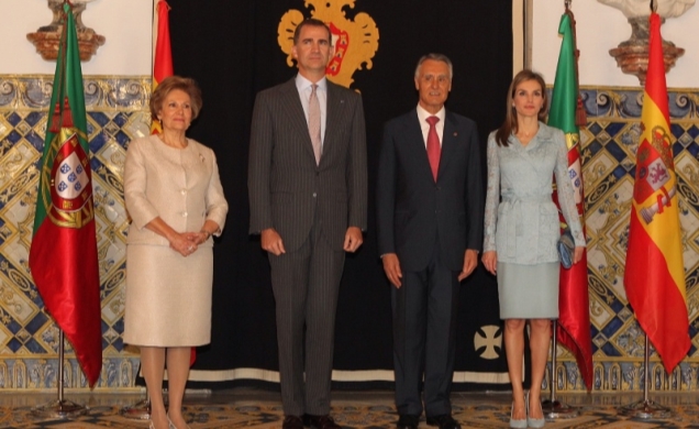 Sus Majestades los Reyes junto a Sus Excelencias el Presidente de la República Portuguesa y su esposa, momentos antes del encuentro en el Palacio de B